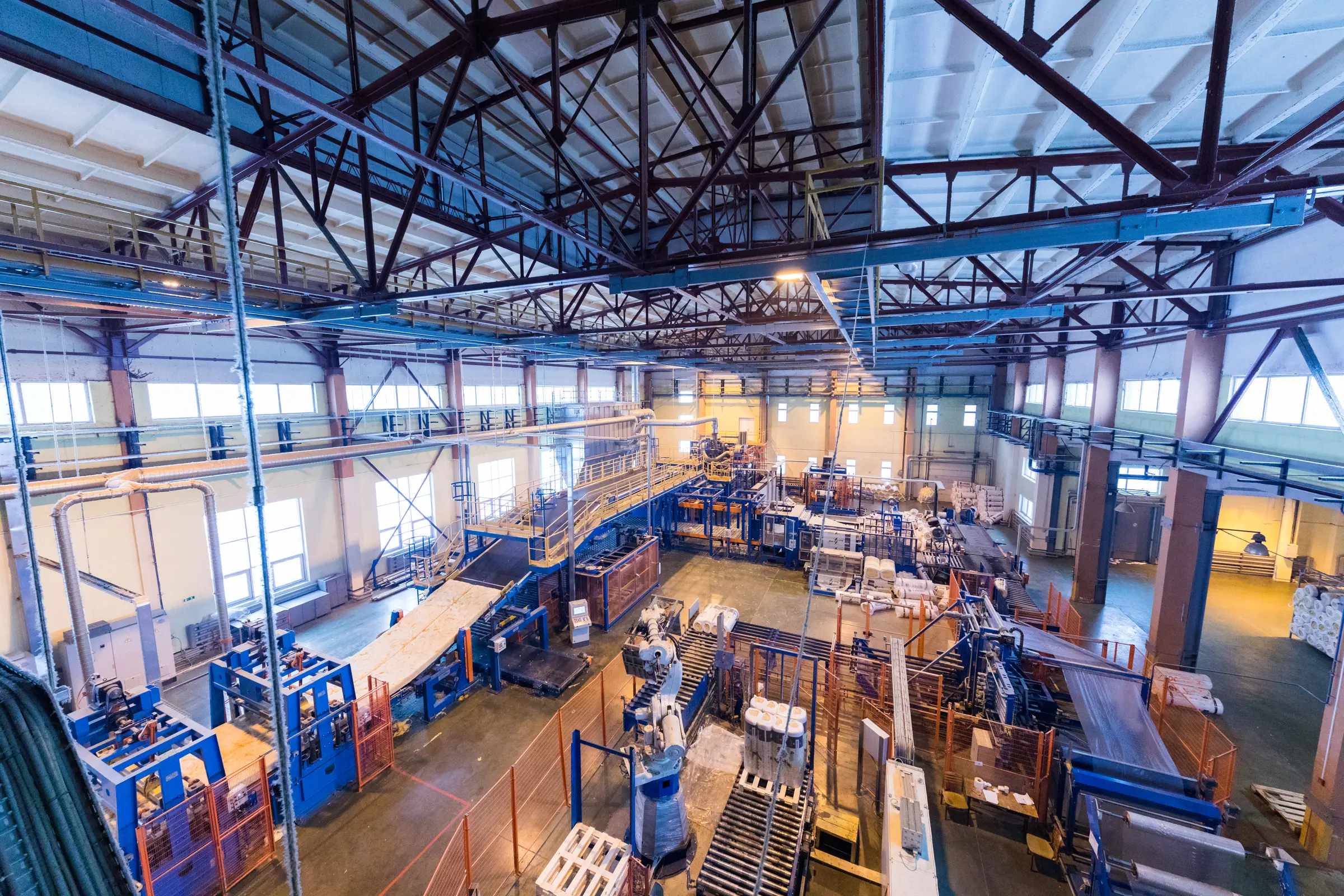 Vista panorâmica de uma planta industrial com linhas de produção e estrutura metálica
