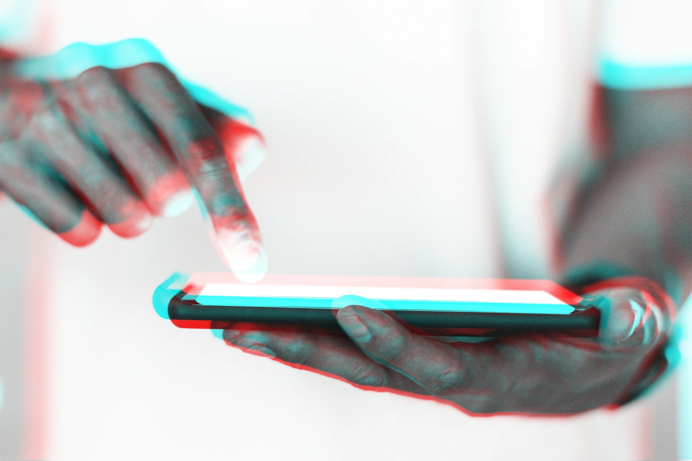 Mãos usando um smartphone para registrar um DDS em campo, com efeito de dupla exposição